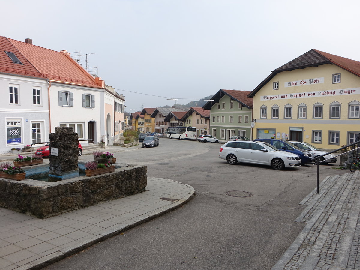 Brunnen und Gebude am Marktplatz von Klarn (20.10.2018)