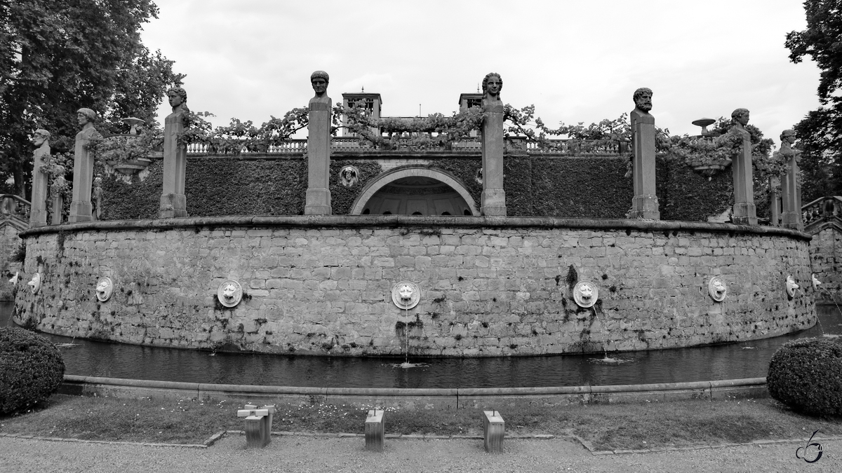 Brunnenanlage auf der mittleren Terassenebene des Orangerieschlosses in Potsdam. (September 2014)