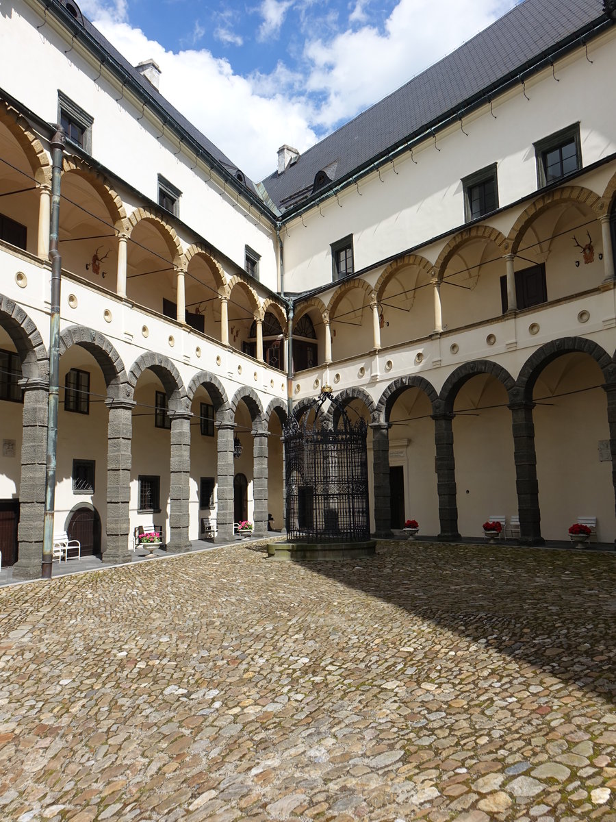 Bruntal / Freudenthal, Arkaden Innenhof von Schloss Bruntal (01.07.2020)