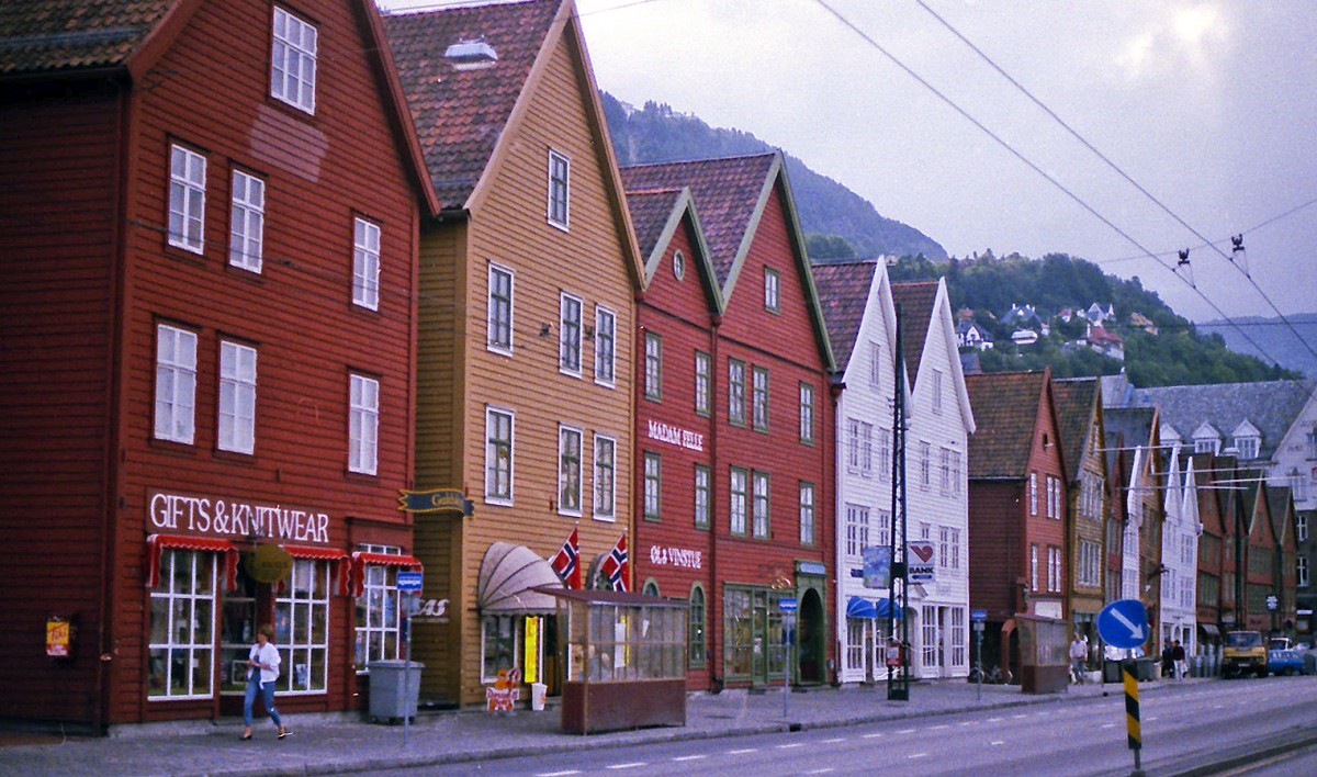 Bryggen in Bergen. Aufnahme: Juli 1985 (digitalisiertes Negativfoto).