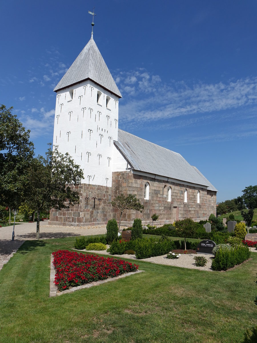 Bryndum, romanische Ev. Kirche, erbaut im 13. Jahrhundert aus Granitquadern, Sakristei und Waffenhaus sptmittelalterlich (26.07.2019)