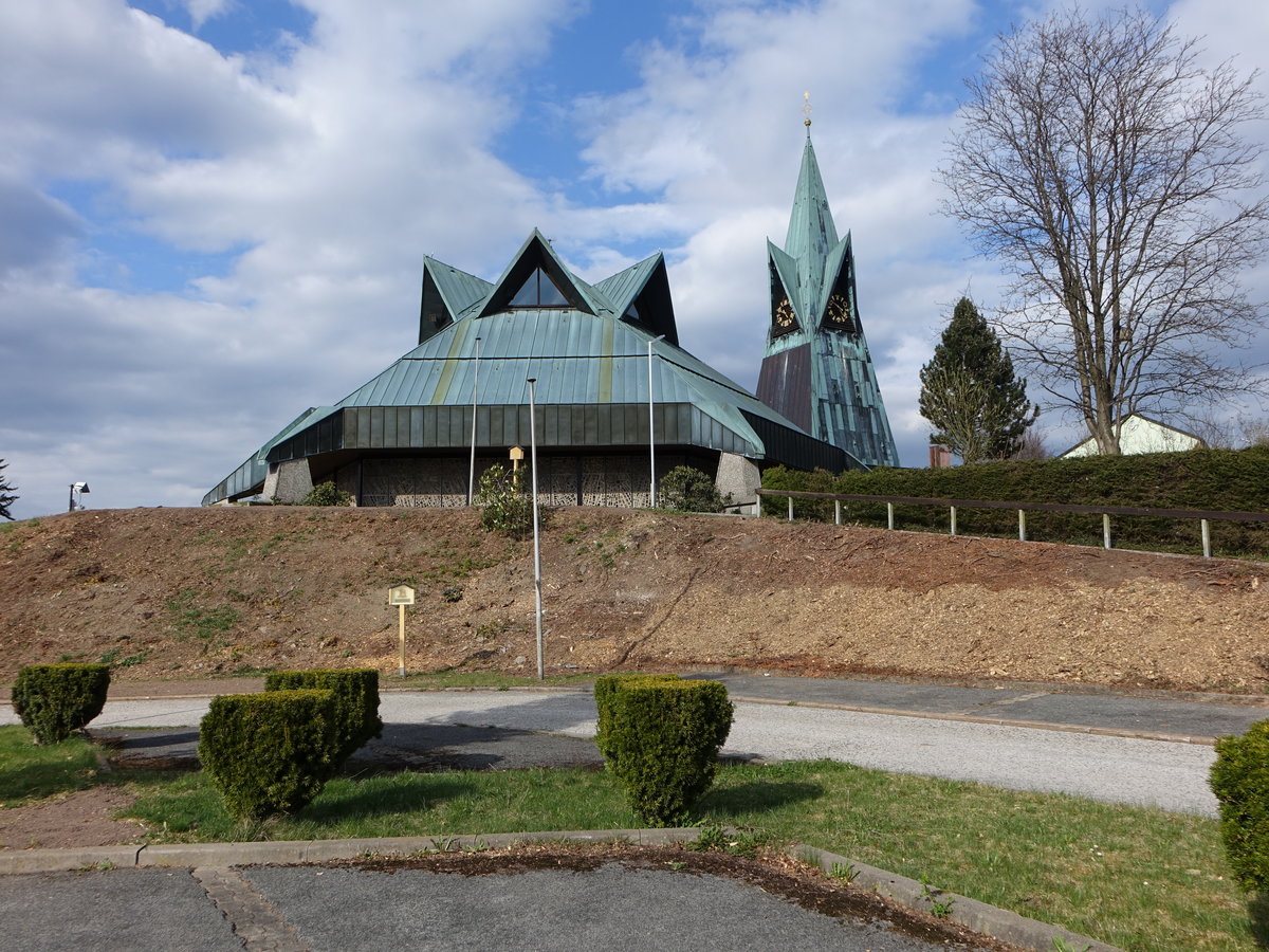Buchbach, kath. Pfarrkirche St. Laurentius, moderner Kirchenbau von 1970 bis 1971 mit Ausstattung der Vorgngerkirche (14.04.2017)