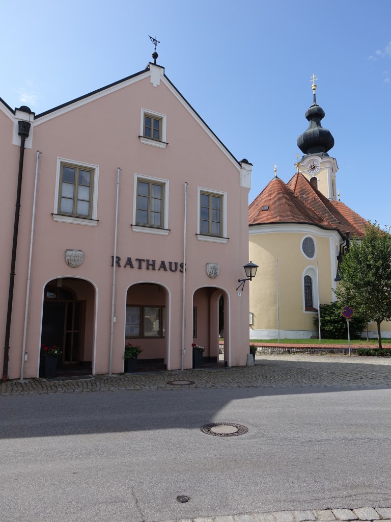 Buchbach, Rathaus und St. Jakob Kirche am Marktplatz, Barockkirche erbaut von 1764 bis 1767 durch Johann Michael Mullinger (15.08.2015)