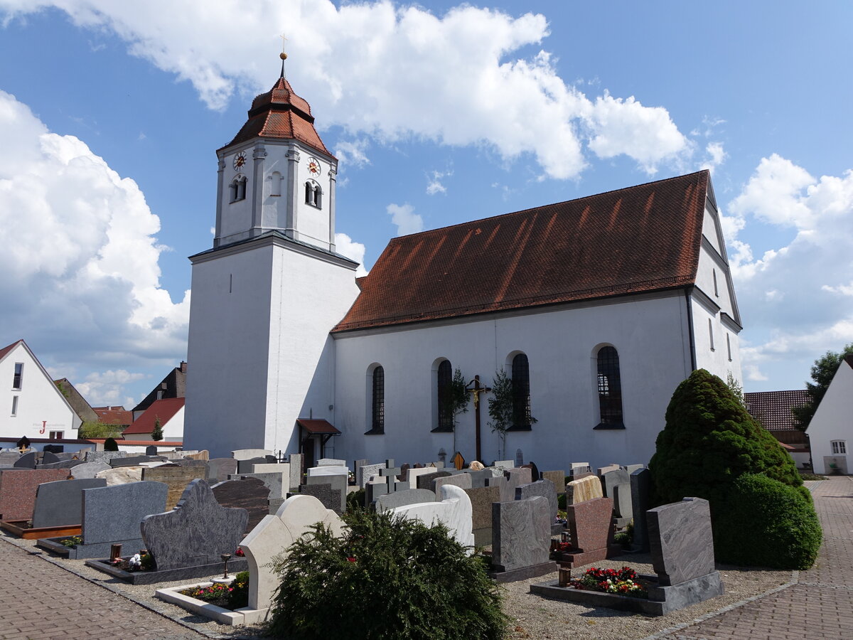 Buchdorf, Pfarrkirche St. Ulrich, Saalbau mit eingezogenem, dreiseitig geschlossenem Chor, erbaut 1736 durch Giovanni Rigaglia (07.06.2015)