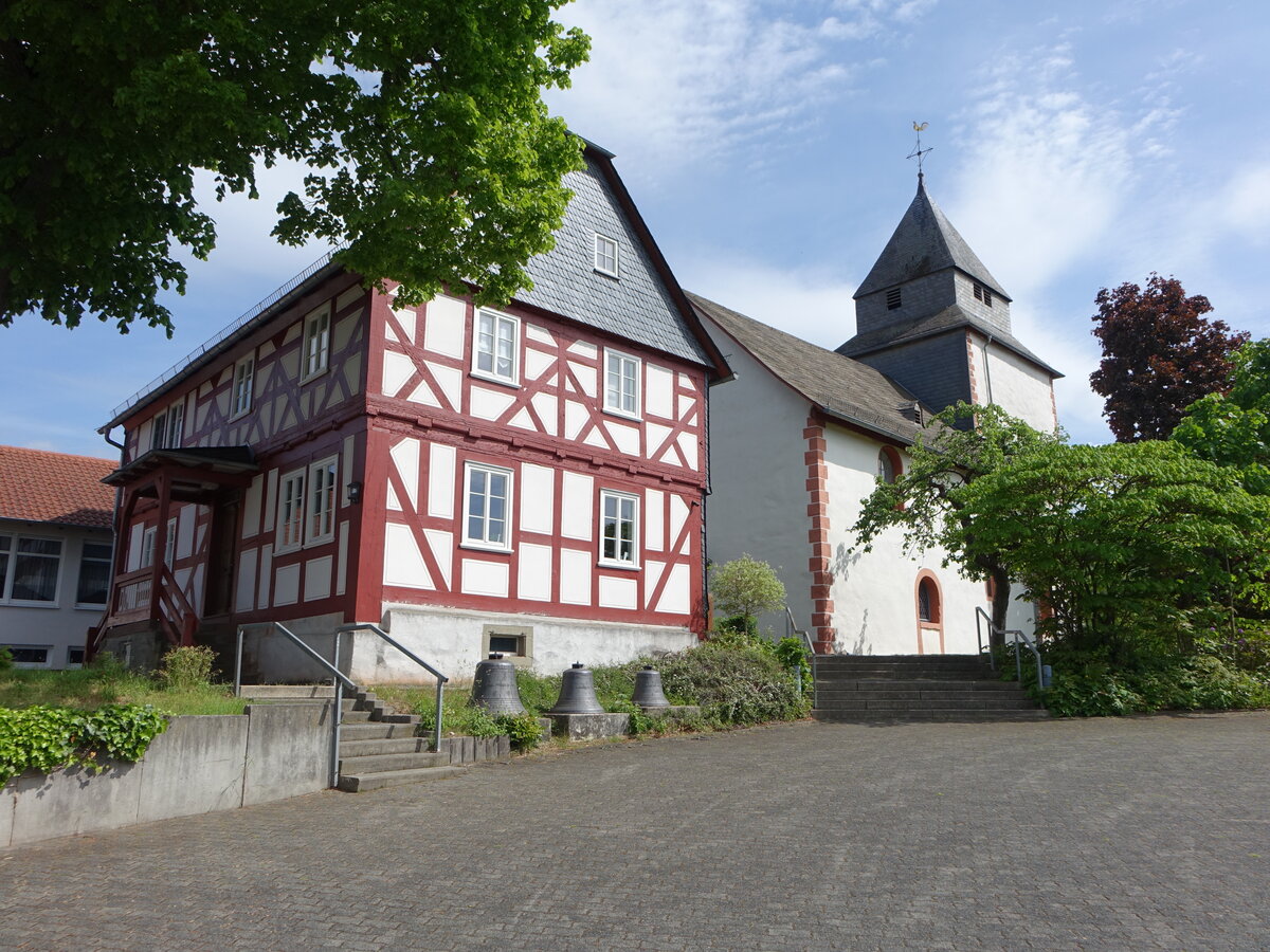 Buchenau, Pfarrhaus und evangelische St. Martin Kirche, erbaut im 13. Jahrhundert (17.05.2022)