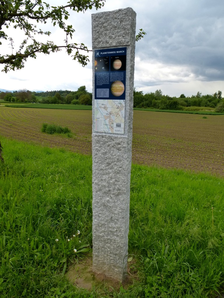 Buchheim, neu geschaffenes mastabgerechtes Modell unseres Sonnensystems mit den Planeten in Form dieser Stelen, um die Sternwarte auf dem Marchhgel herum, Mai 2013