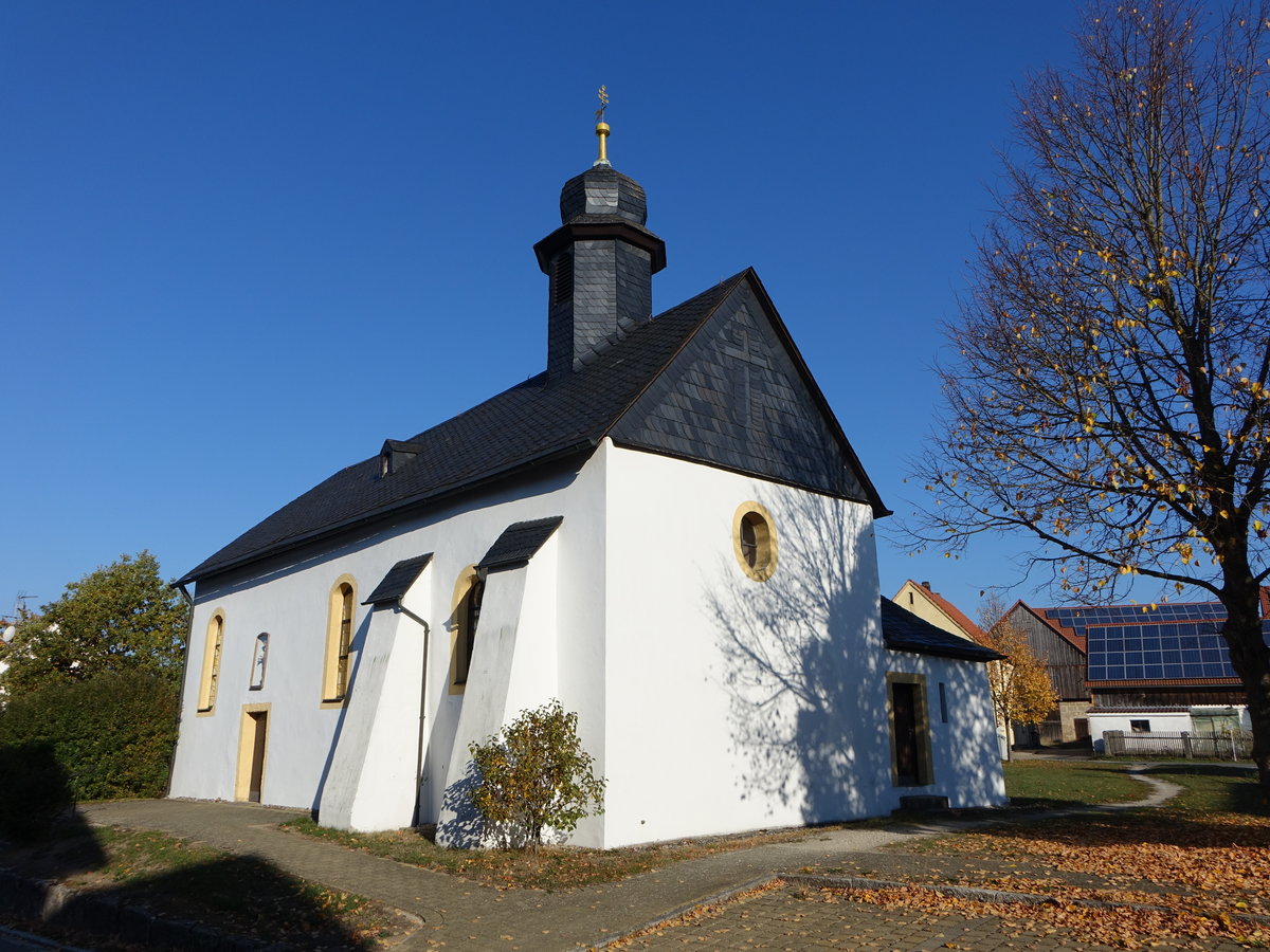 Buckendorf, kath. Kapelle St. Michael, verputzter Satteldachbau mit Dachreiter, Chor erbaut 1491, Langhaus aus dem 18. Jahrhundert (14.10.2018)