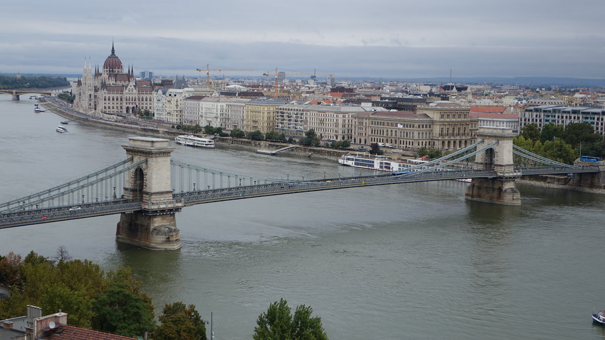 Budapest, Ausblick auf die Kettenbrcke und das Parlamentsgebude (26.08.2018)
