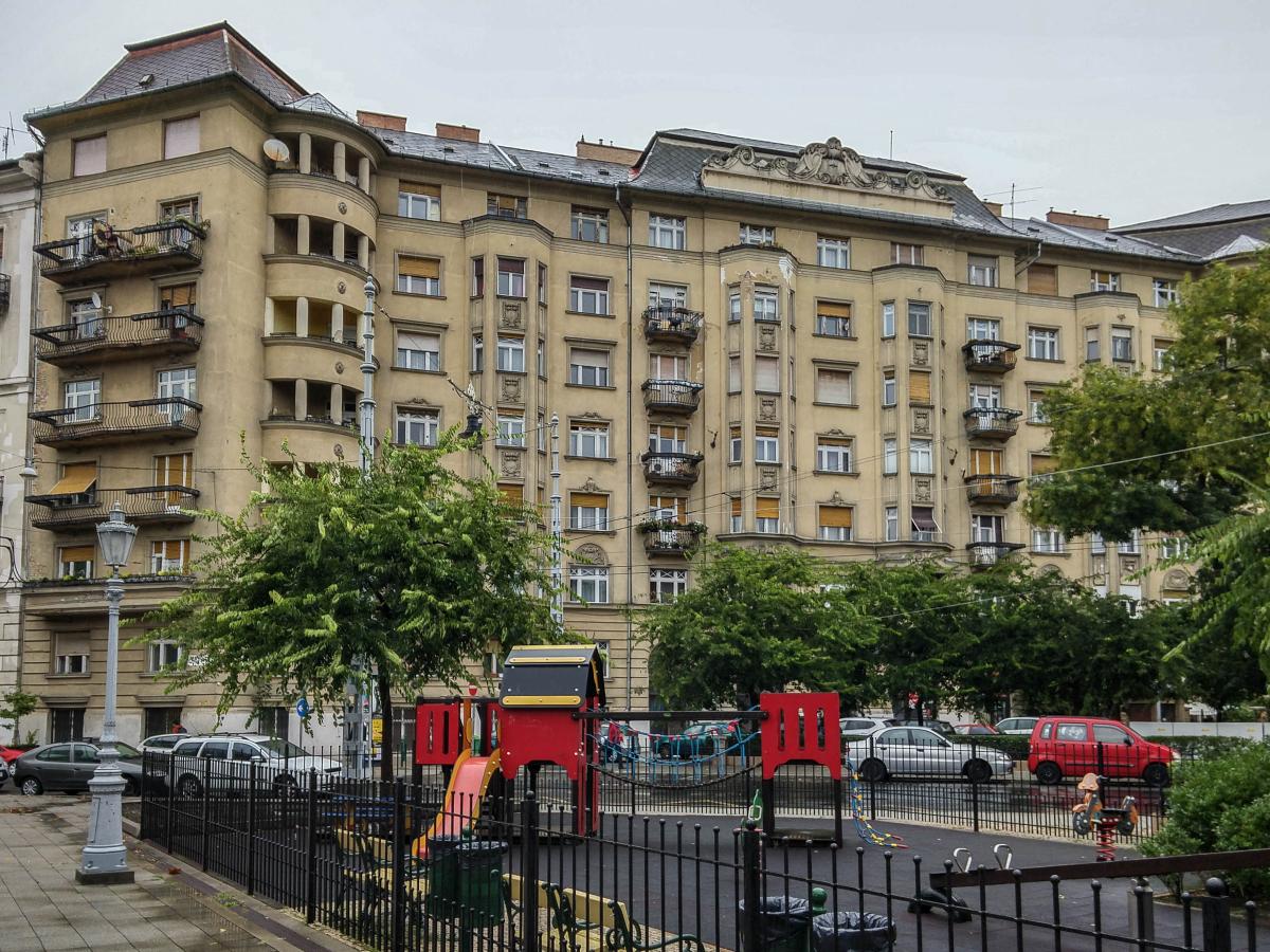 Budapest, Bethlen Gbor tr. Dies ist das grte vor dem 2. Weltkrieg (1929 in eklektischem Stil) gebautes Mehrfamilienhaus in Budapest. 7 Stockwerke, ca. 100 Wohnungen. Whrend des Weltkrieges wurde im Dachgeschoss ein Bunker integriert der heutzutage auch existiert. Aufnahmedatum: 21.09.2017.