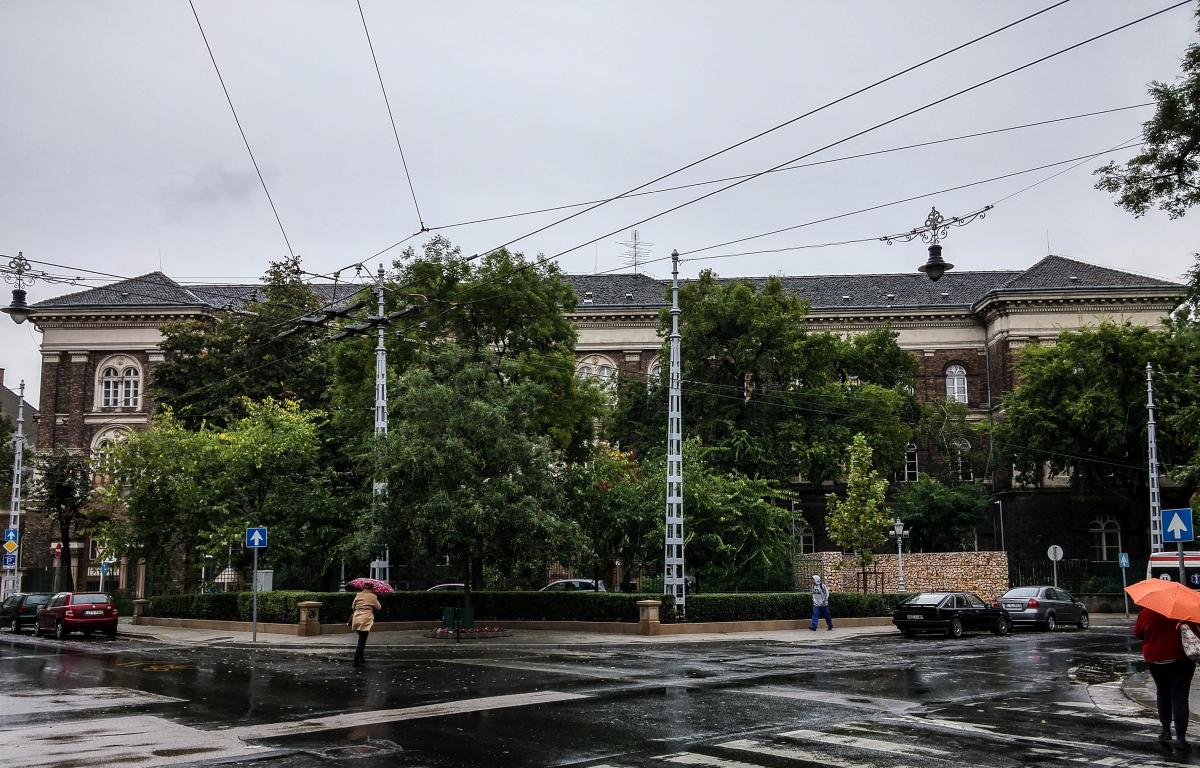 Budapest, Bethlen Gbor tr. Hinter den Bumen befindet sich das Gebude des McDaniel College Budapest. Aufnahmedatum: 21.09.2017.