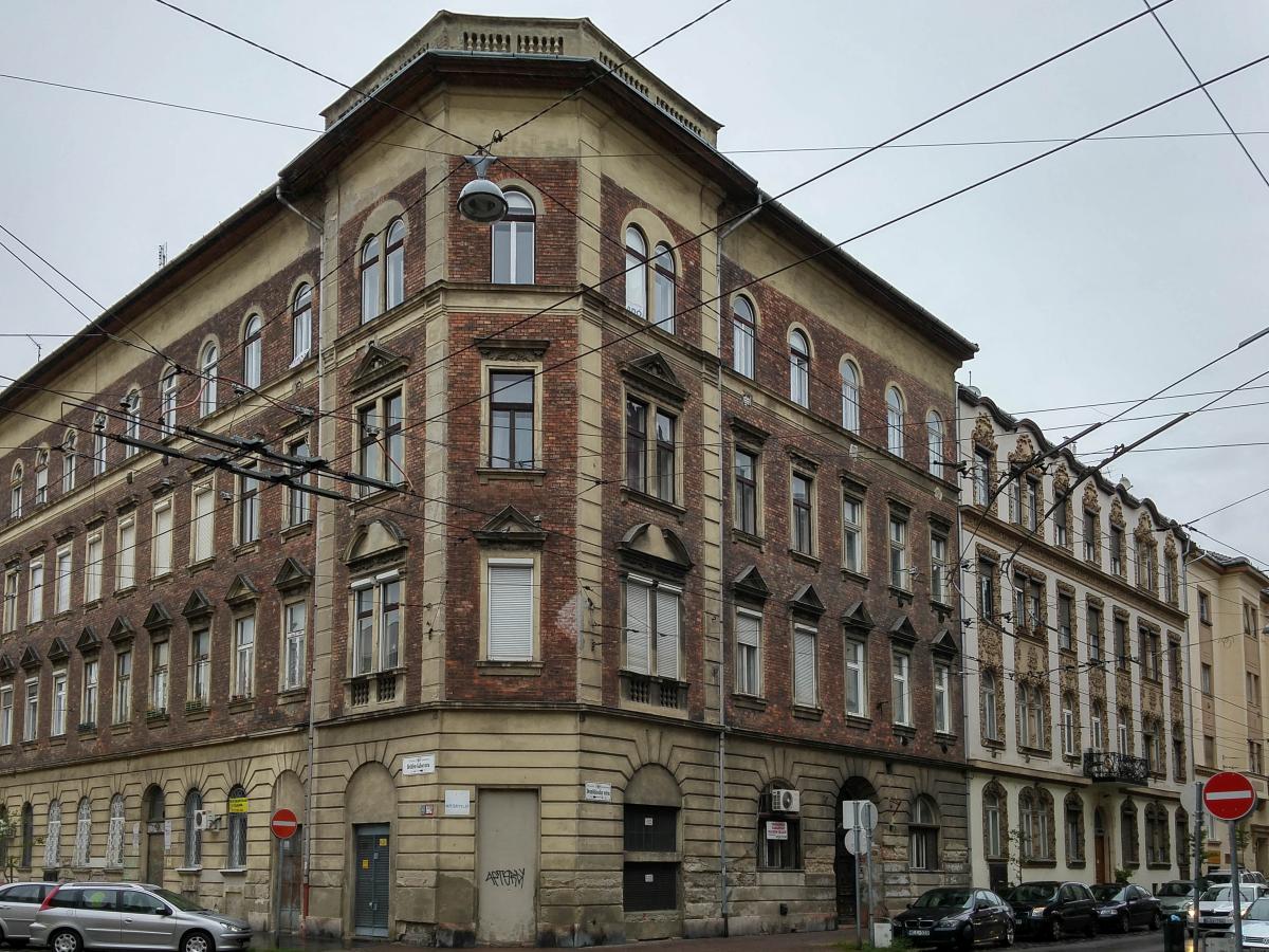 Budapest, Eckhaus an der Kreuzung der Bethlen G. Str. und Dembinszky Str.. Aufnahmedatum: 21.09.2017.