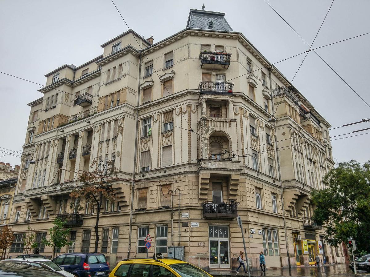 Budapest, Eckhaus in der Kreuzung Bajza u. Damjanich u. Vermutlicher Architekt war Ybl Mikls, Baujahr: 1910, Still: Eklektisch. Foto: 21.09.2017.