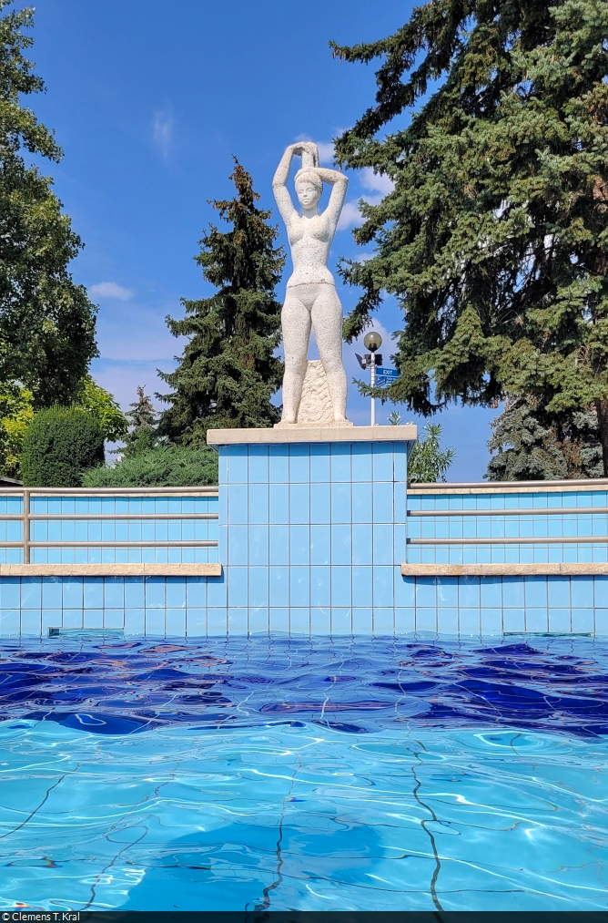 Budapest (HU):
Weibliche Skulptur am Wellenbecken des Thermalfreibads auf der Margareteninsel.

🕓 28.8.2022 | 14:28 Uhr
