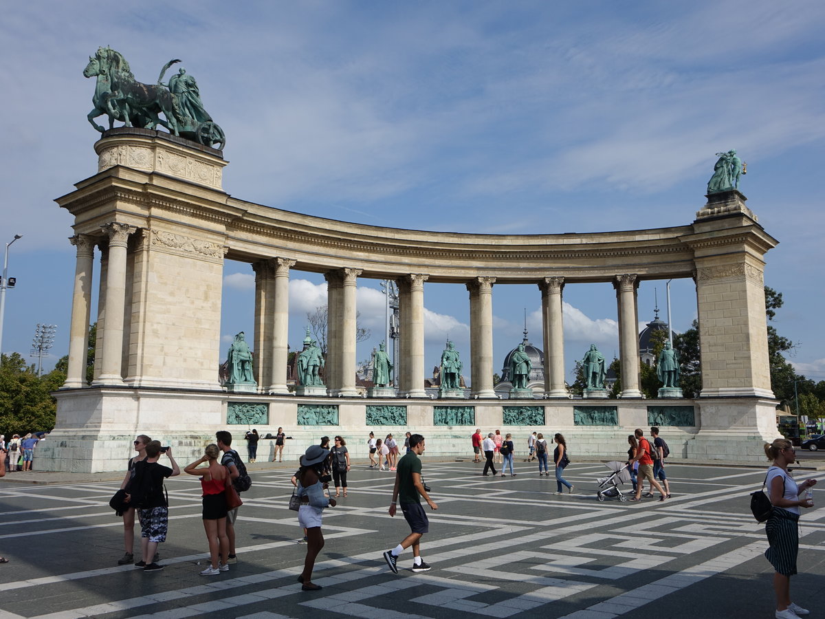 Budapest, Kolonaden am Heldenplatz, Pantheon der ungarischen Geschichte. Zwischen den Sulen findet man Standbilder von Herrschern und bedeutenden historischen Gestalten Ungarns von den Anfngen in Europa bis zum Ende des 19. Jahrhunderts (25.08.2018)