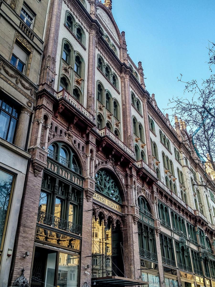 Budapest, Párisi Udvar (Pariser Hof). Das schöne Art Nouveau Gebäude ist aktueller Standort eines Hotels und einige Geschäfte. Fotodatum: März 2019.