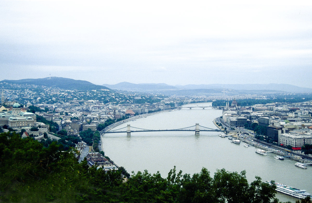 Budapest von der Zitadelle aus gesehen. Bild vom Dia. Aufnahme: Juni 1990.