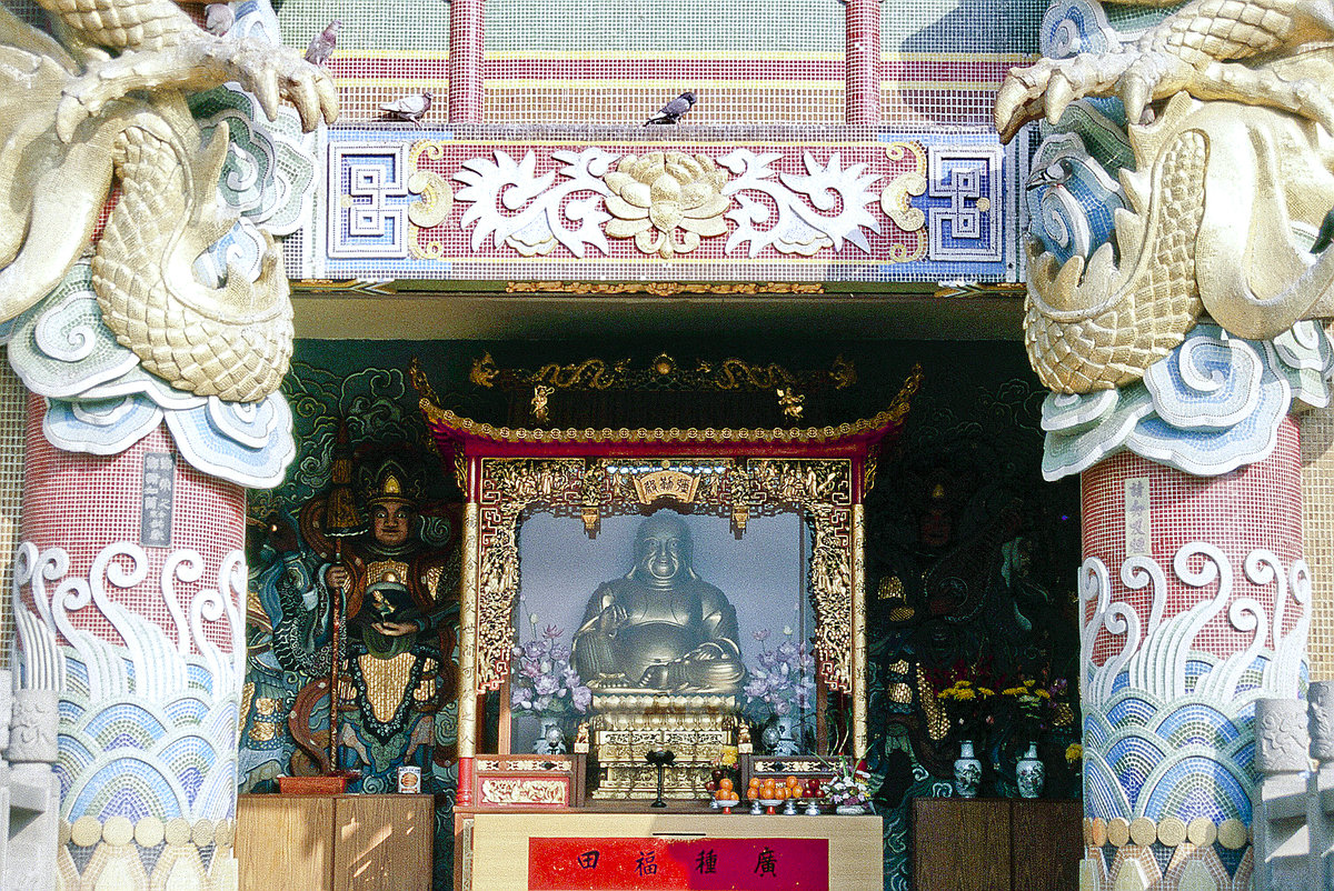 Buddha am Eingang zum Miu Fat Buddhist Kloster in Hong Kong. Bild vom Dia. Aufnahme: Mrz 1989.