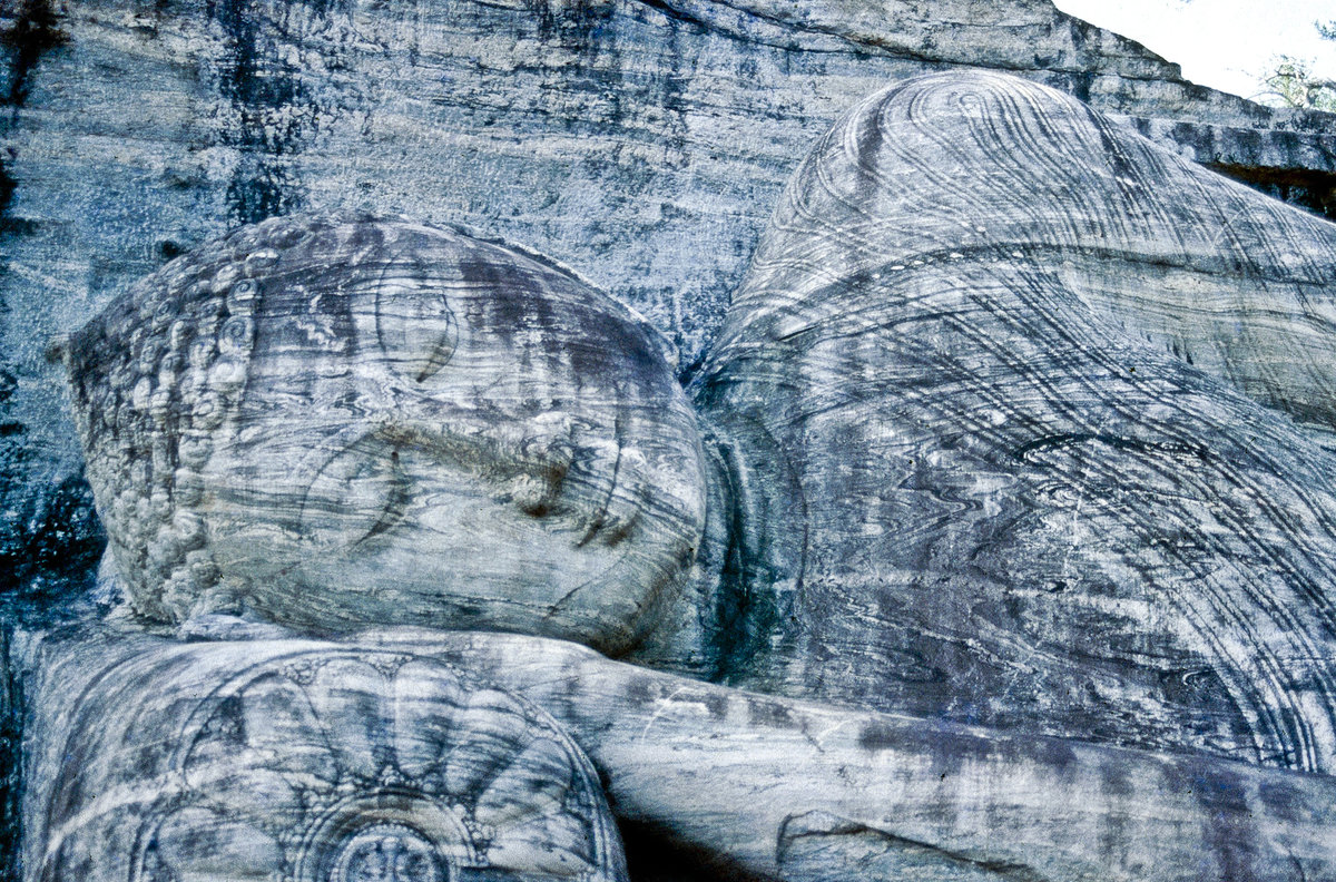 Buddha im Gal Vihāra in Polonnaruwa. Bild vom Dia. Aufnahme: Januar 1989.