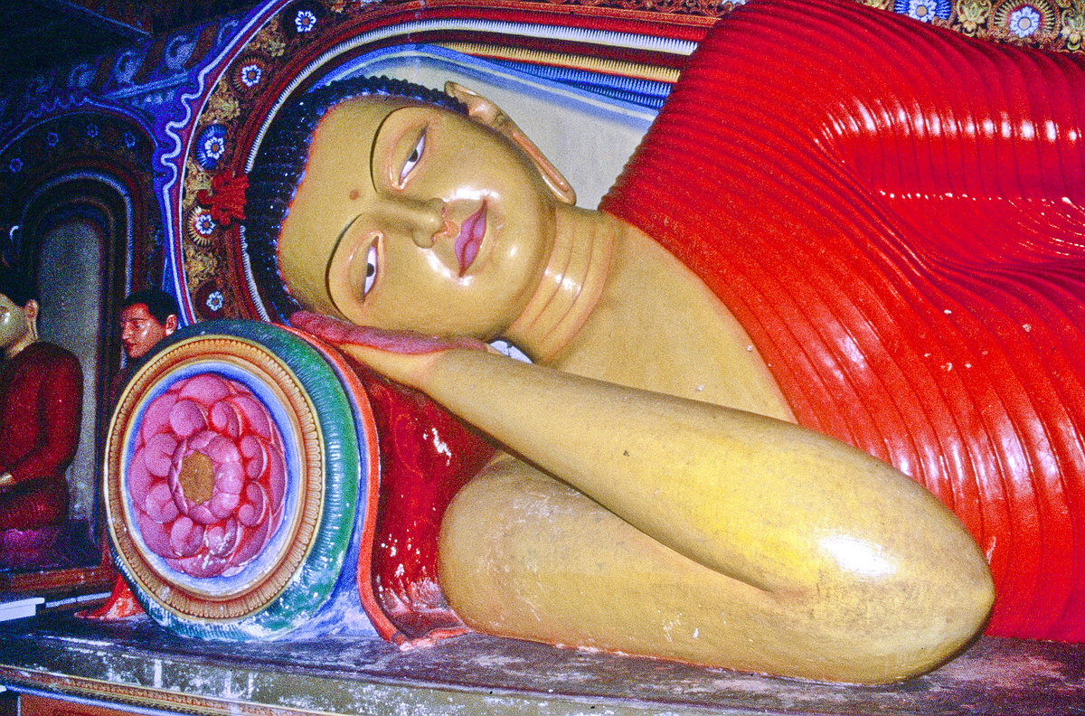 Buddha im Isurumuniya Tempel in Anuradhapura, Sri Lank.a Bild vom Dia. Aufnahme: Januar 1989.