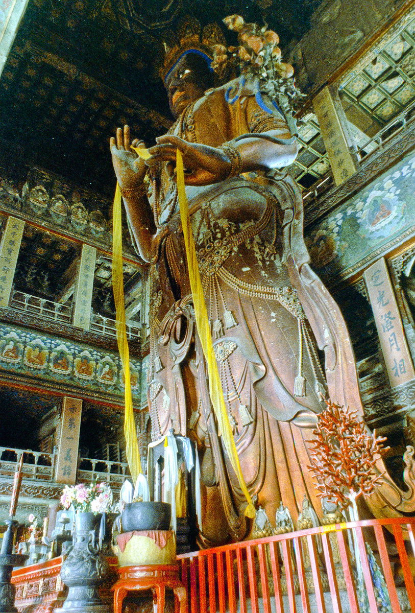 Buddha im Lama Tempel in Peking. Bad vom Dia. Aufnahme: Mai 1989.