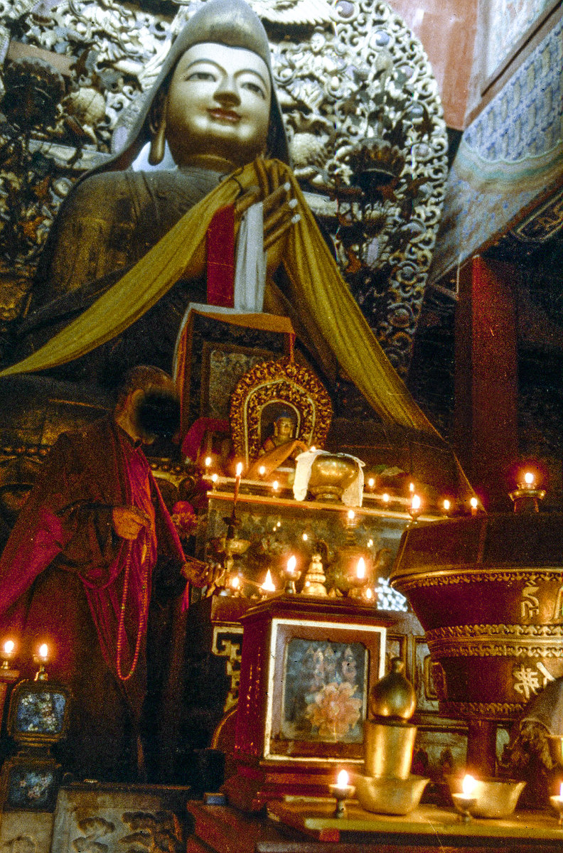 Buddha im Lama Tempel in Peking. Bild vom Dia. Aufnahme: Mai 1989.