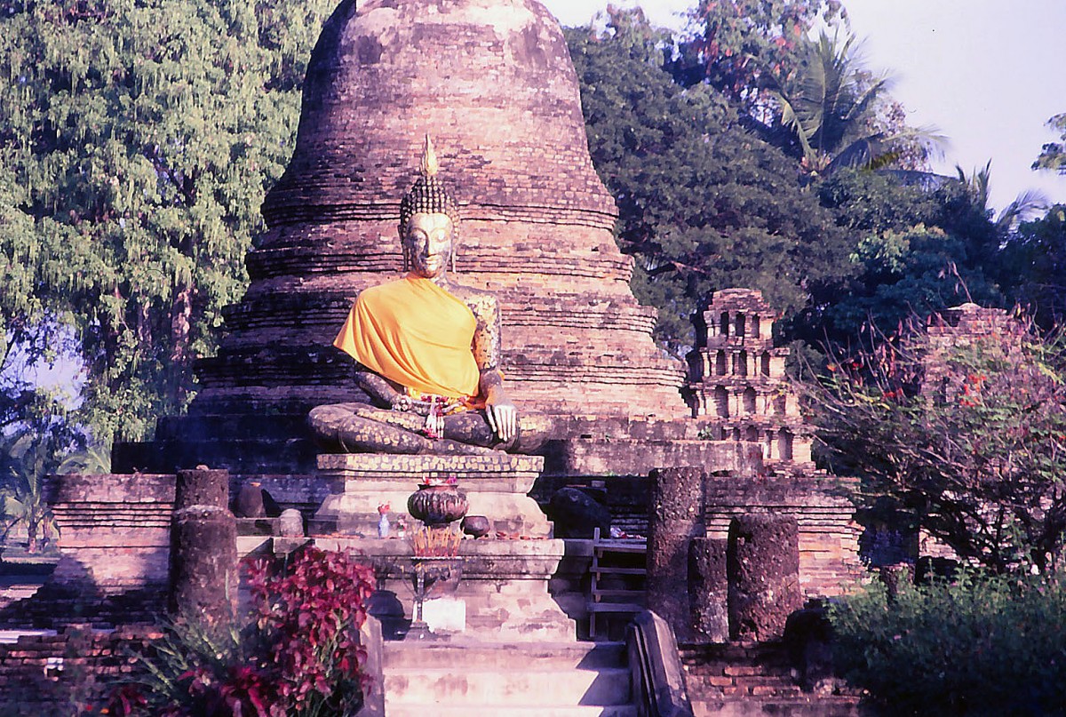 Buddha-Statue in der Ruinenstadt von Sukhothai, der Hauptstadt des Sukhothai-Knigreiches im 13. und 14. Jahrhundert, dem ersten grorumigeren Knigreich der Thai. Aufnahme: Februar 1989 (Bild vom Dia).