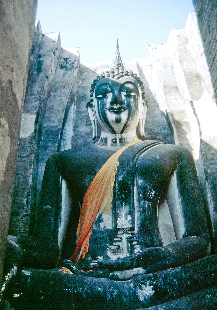 Buddha-Statue in der Ruinenstadt von Sukhothai, der Hauptstadt des Sukhothai-Knigreiches im 13. und 14. Jahrhundert, dem ersten grorumigeren Knigreich der Thai. Aufnahme: Februar 1989 (Bild vom Dia).