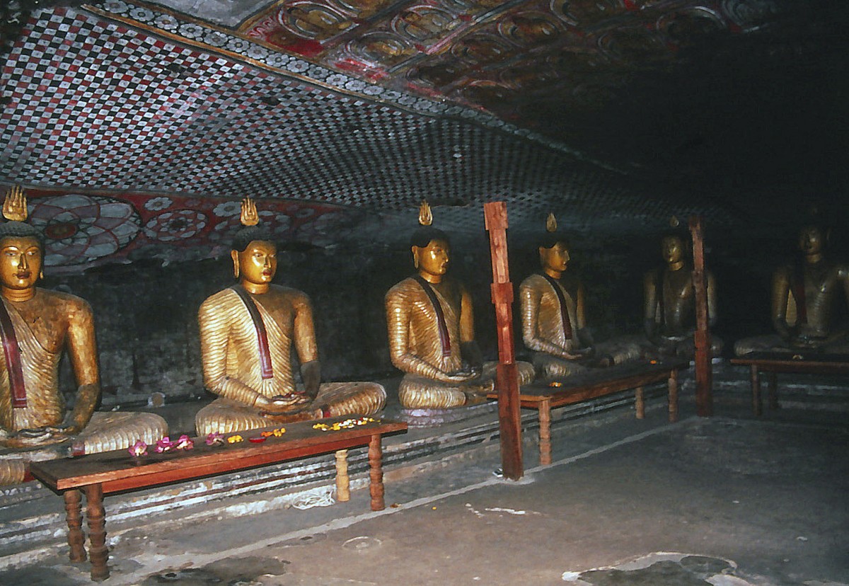 Buddha-Statuen im Höhlentampel von Dambulla. Aufnahme: Januar 1989 (Bild vom Dia).