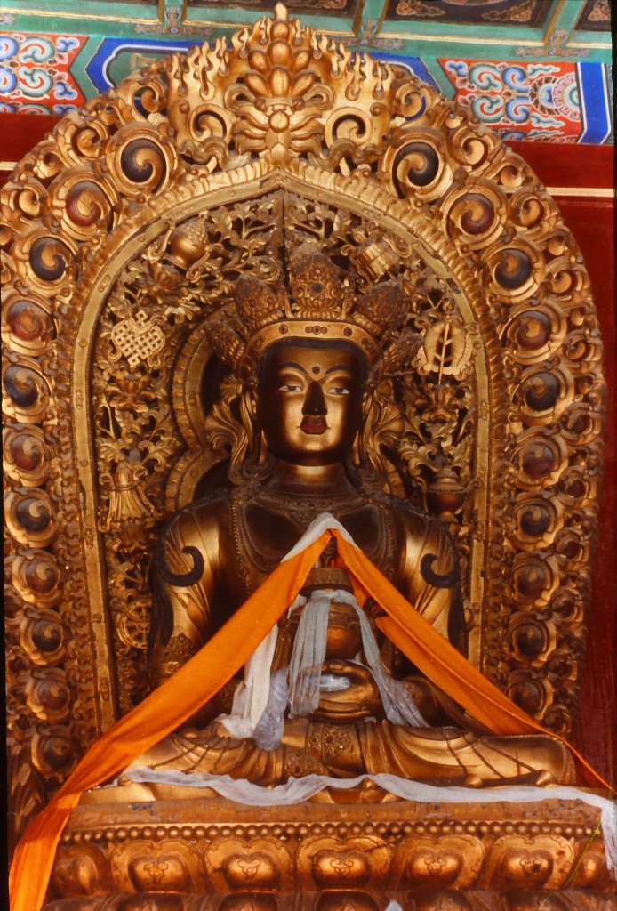 Buddha im Yonghe Gong Buddhist Lama Tempel in Beijing. Aufnahme: Mai 1989 (Bild vom Dia).