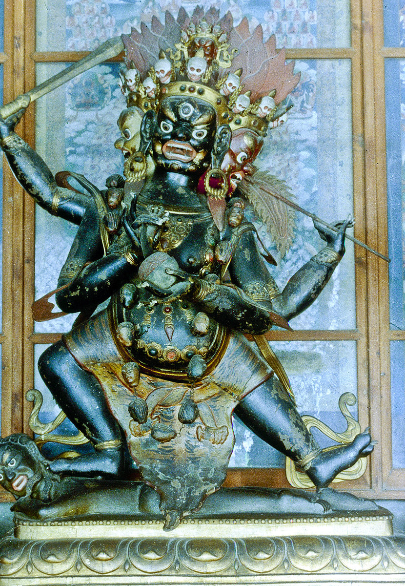Buddhistische Figur im Pekinger Lamatempel. Bild vom Dia. Aufnahme: Mai 1989.