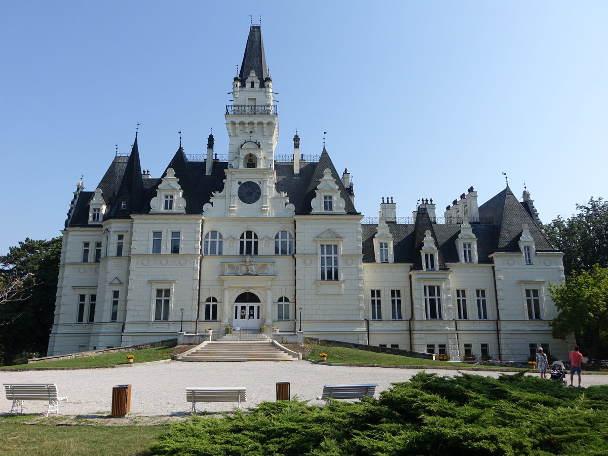 Budmerice, Schloss, erbaut bis 1880 im Stil der franzsischen Loire Schlsser von Jan Palffy (29.08.2019)