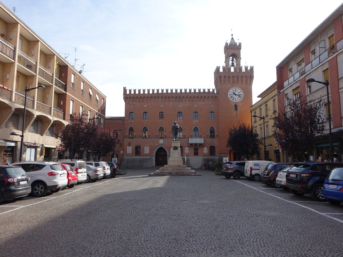 Budrio, Palazzo Comunale an der Piazza Filopanti, erbaut im 15. Jahrhundert (31.10.2017)