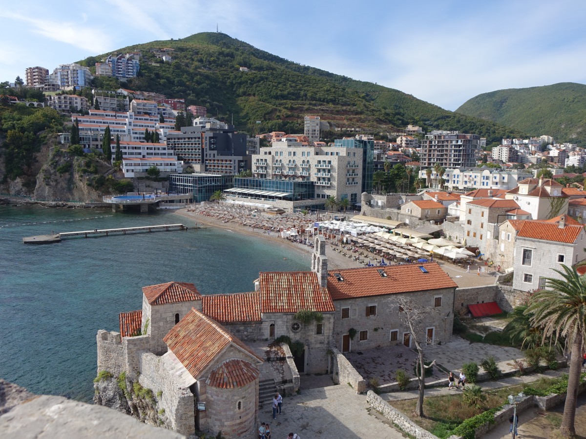 Budva, Aussicht auf den Mogren Strand nrdlich der Altstadt (20.09.2015)