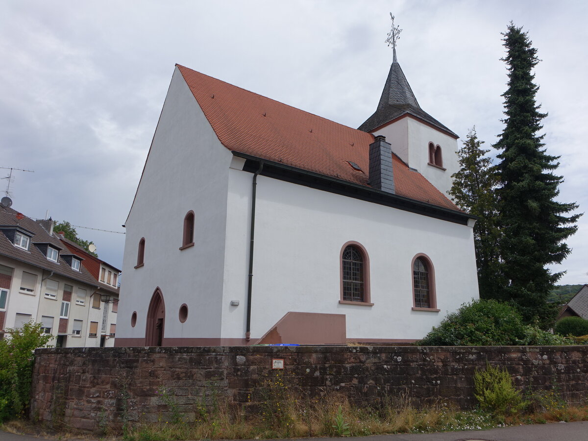 Bbingen, evangelische Dorfkirche, Chorturm 14. Jahrhundert, Langhaus erbaut von 1700 bis 1725 (14.07.2023)