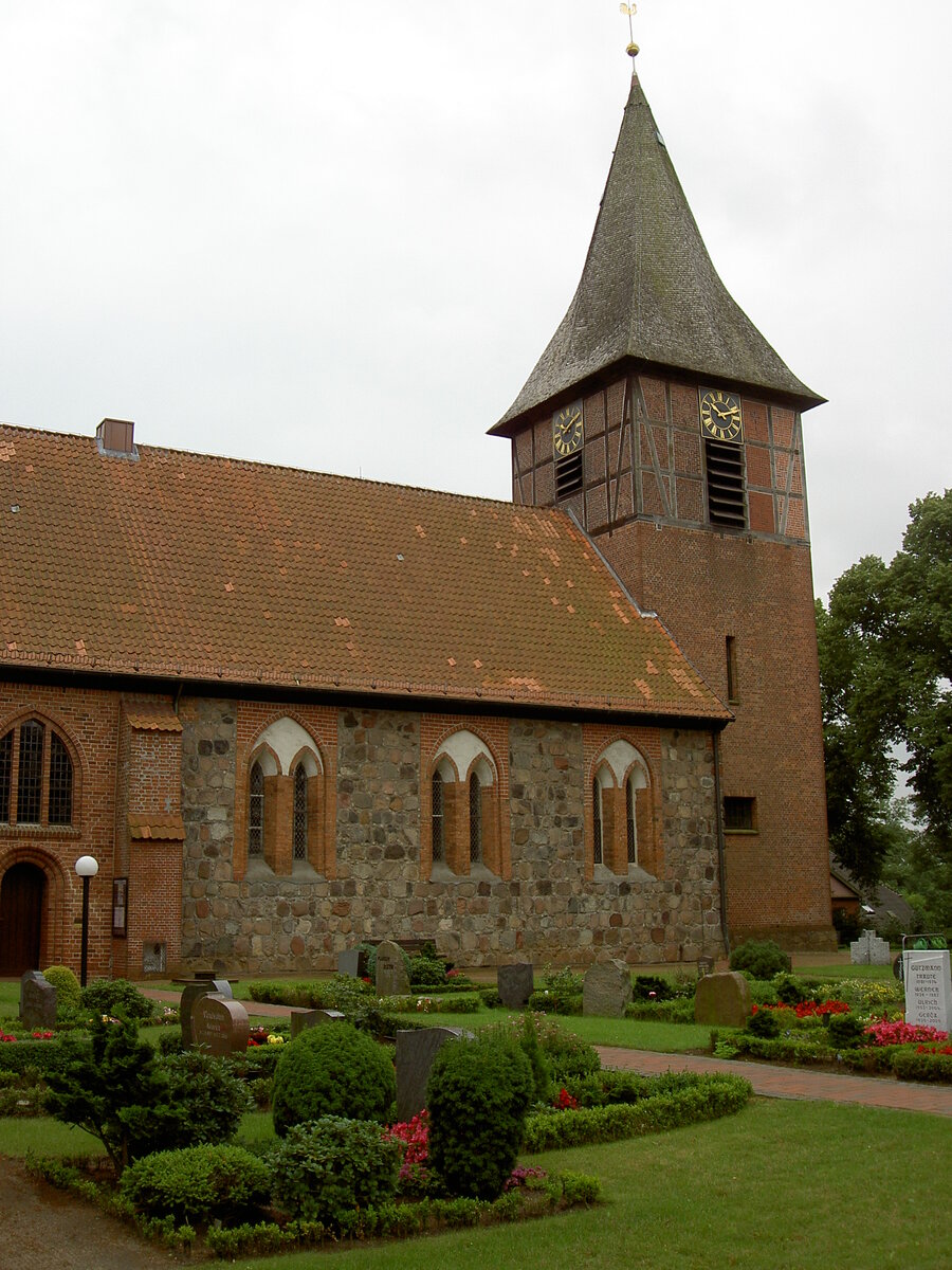 Bchen, evangelische Dorfkirche St. Marien, erbaut um 1200, dreischiffige Hallenkirche (14.07.2012)