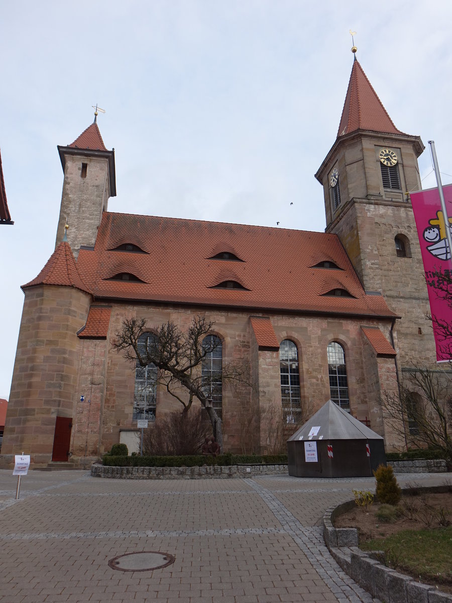 Bchenbach, Evangelisch-lutherische Pfarrkirche Sankt Willibald, Sandsteinquaderbau mit Steilsatteldach, Chorturm mit Spitzhelm und Westfassade mit Aufzugsturm mit Walmdchlein und zwei polygonalen Treppentrmchen mit Kegeldchern, Langhaus von 1608 (05.03.2017)