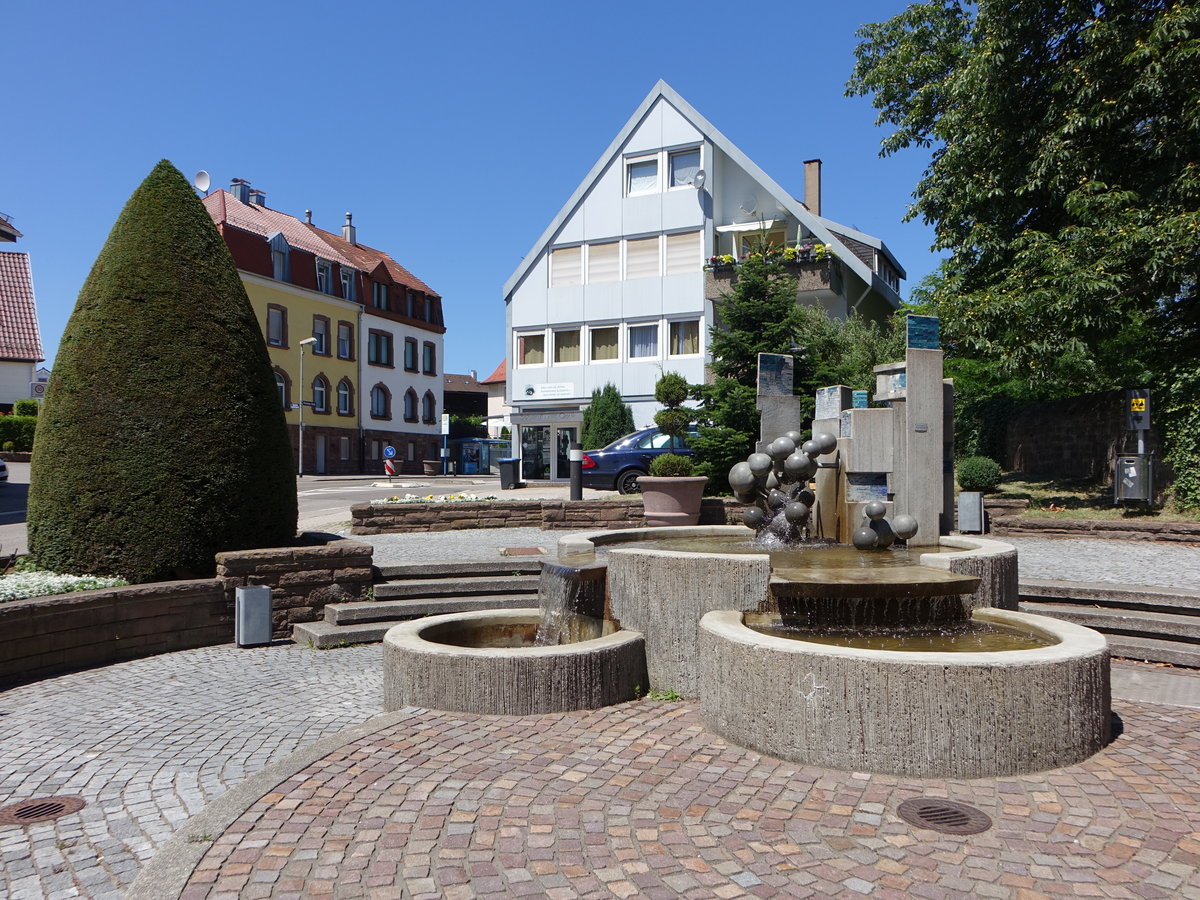 Bchenbronn, Brunnen in der Pforzheimer Strae (01.07.2018)