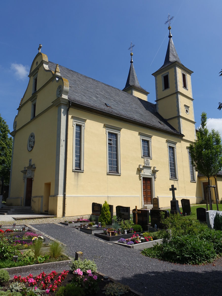 Bchold, katholische Pfarrkirche Mari Heimsuchung und St. Nikolaus, Saalkirche mit Satteldach, erbaut von 1619 bis 1622 (26.05.2018)