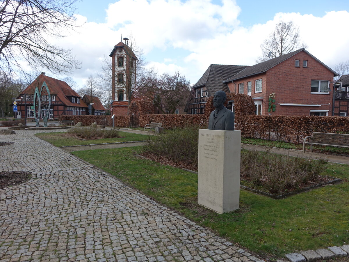 B�cken, Adelbert Hotzen Denkmal und Schlauchturm am Kirchenvorplatz (27.03.2026)