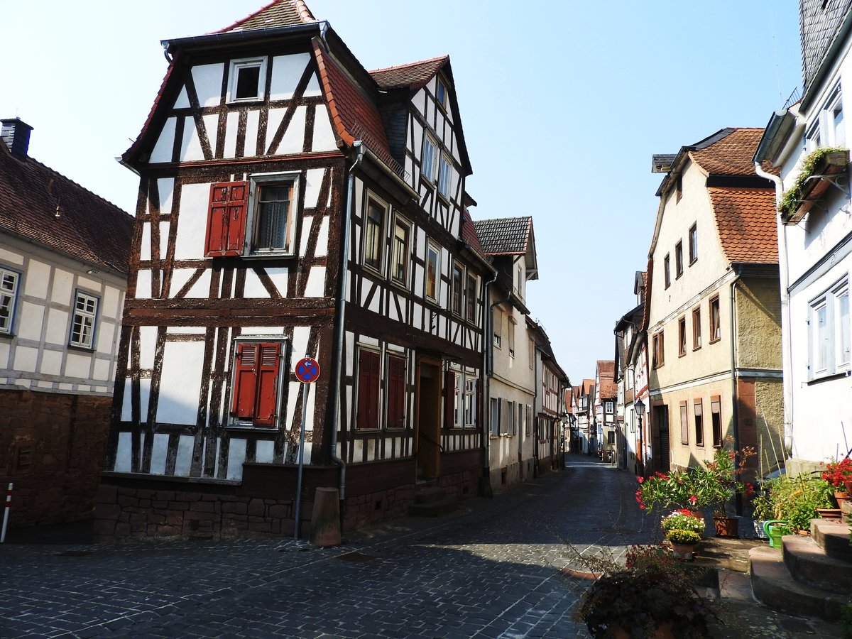 BDINGEN/HESSEN-ALTSTADTGASSE
In diesem,von einer vollstndig erhaltenen Stadtmauer umgebenen Stdtchen im hessischen
WETTERAU-KREIS,ist das Mittelalter noch erlebbar,wie hier in der Altstadt-Gasse am 22.7.2018....