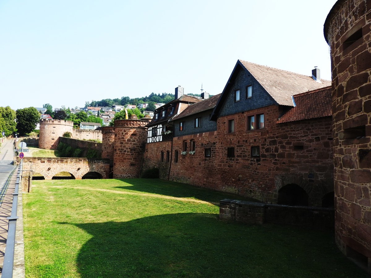 BDINGEN/HESSEN-ZEITREISE IN DIE VERGANGENHEIT
 Ein Stckchen Mittelalter,gezeigt von seiner attraktivsten Seite ,urteilte ALBERT EINSTEIN nach seinem
Besuch in der hessischen Stadt 1952....
Am zweitrmigen  JERUSALEMER TOR  luft die vollstndig erhaltene Stadtmauer zusammen,dahinter
wechseln an den gepflasterten Straen Stein- und Fachwerkhuser aus 6 Jahrhunderten einander ab....
hier ist die Vergangenheit wirklich lebendig,am 23.7.2018