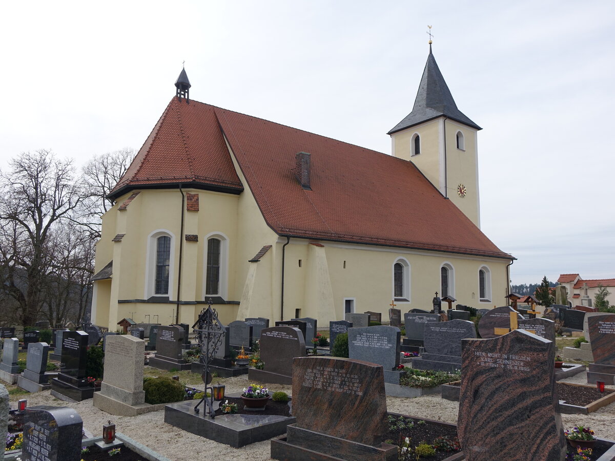Bhl, Pfarrkirche St. Maria, verputzter Satteldachbau mit eingezogenem polygonalem Chor, erbaut im 13. Jahrhundert, Umbau von 1731 bis 1734 (27.03.2016)