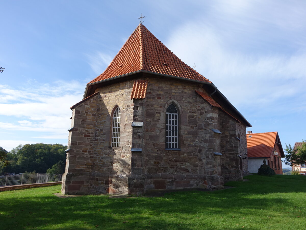 Bhle, evangelische St. Oswald Kirche, einschiffiger Sandsteinbau, erbaut im Mittelalter, verndert 1704 und 1817 (01.10.2023)