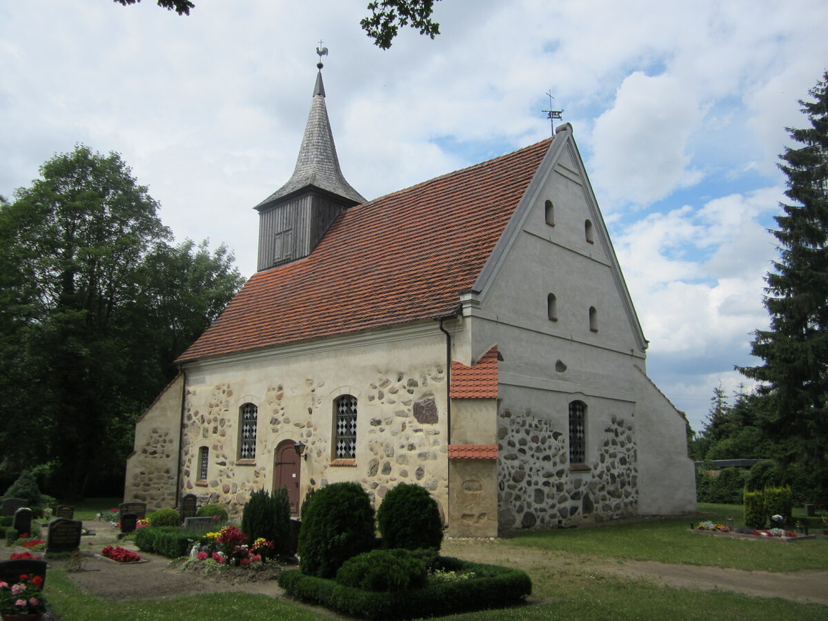 Blow, evangelische Dorfkirche, mittelalterliche Feldsteinkirche, erbaut im 15. Jahrhundert (11.07.2012)