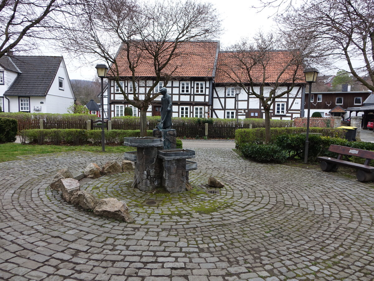 Bndheim, Messingbrunnen von 1982 mit Messinggieer in der breiten Strae (21.03.2024)