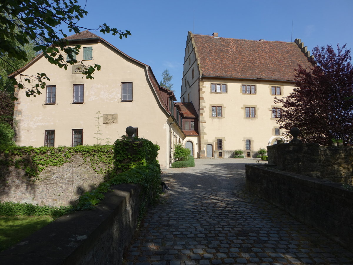 Brg, das Schloss Brg liegt am stlichen Ende des alten Ortskerns am Hang zum Kochertal und besteht im Wesentlichen noch in seiner sptgotischen Gestalt von der Erneuerung durch Eberhard von Gemmingen im Jahr 1545 (29.04.2018)