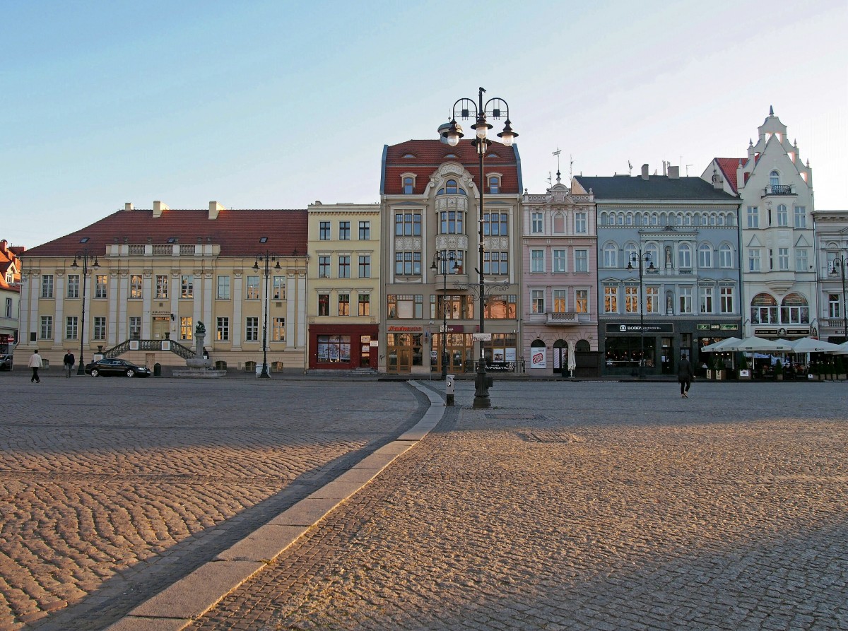 Brgerhuser am Altmarkt in der Altstadt.++
Bromberg hat rund 360.000 Einwohner und ist die Hauptstadt der Woiwodschaft Kujawien-Pommern (Kujawy i Pomorze). In den letzten Jahren hat sich die alte Industriestadt zu einer bedeutenden Handels-und Kulturmetropole entwickelt. Touristisch noch viel zu wenig beachtet, lohnt der Besuch der von Kriegszerstrungen weitgehend verschont gebliebenen, malerisch an der Brahe gelegenen Universitts- und Bischofsstadt nicht nur fr einen kurzen Zwischenstopp auf der Durchreise. (30. September 2015)    