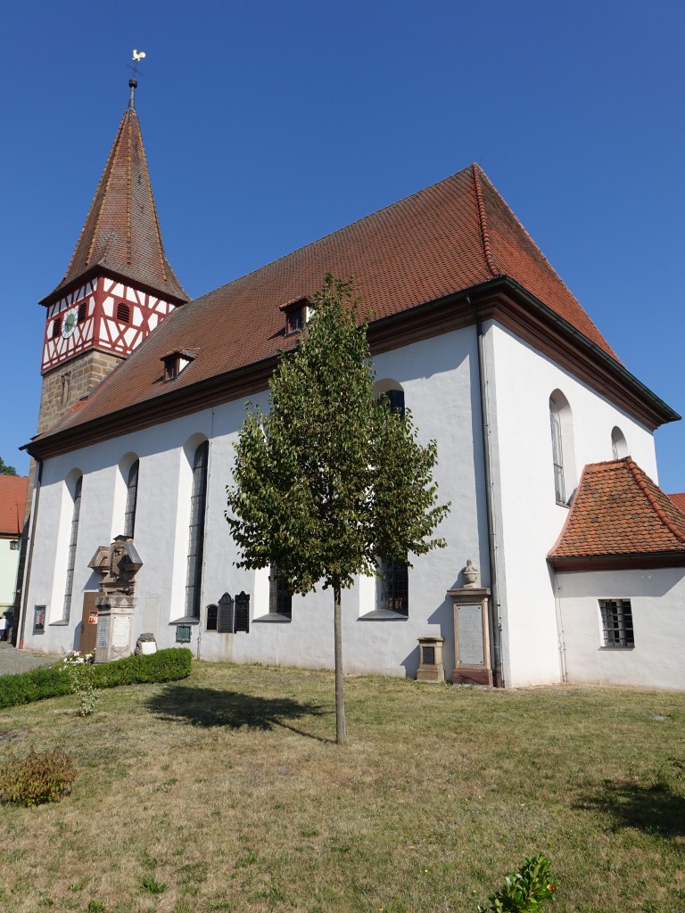 Brglein, Ev. St. Johannes Kirche, erbaut von 1725 bis 1726 im Markgrafenstil von Georg Ebner, gotischer Westturm aus dem 13. Jahrhundert (02.08.2015)