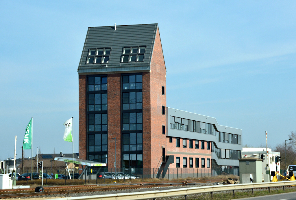 Brogebude mit u.a. Straenverkehrsamt und Jugendhilfezentrum am Bahnhof in Meckenheim - 14.03.2016