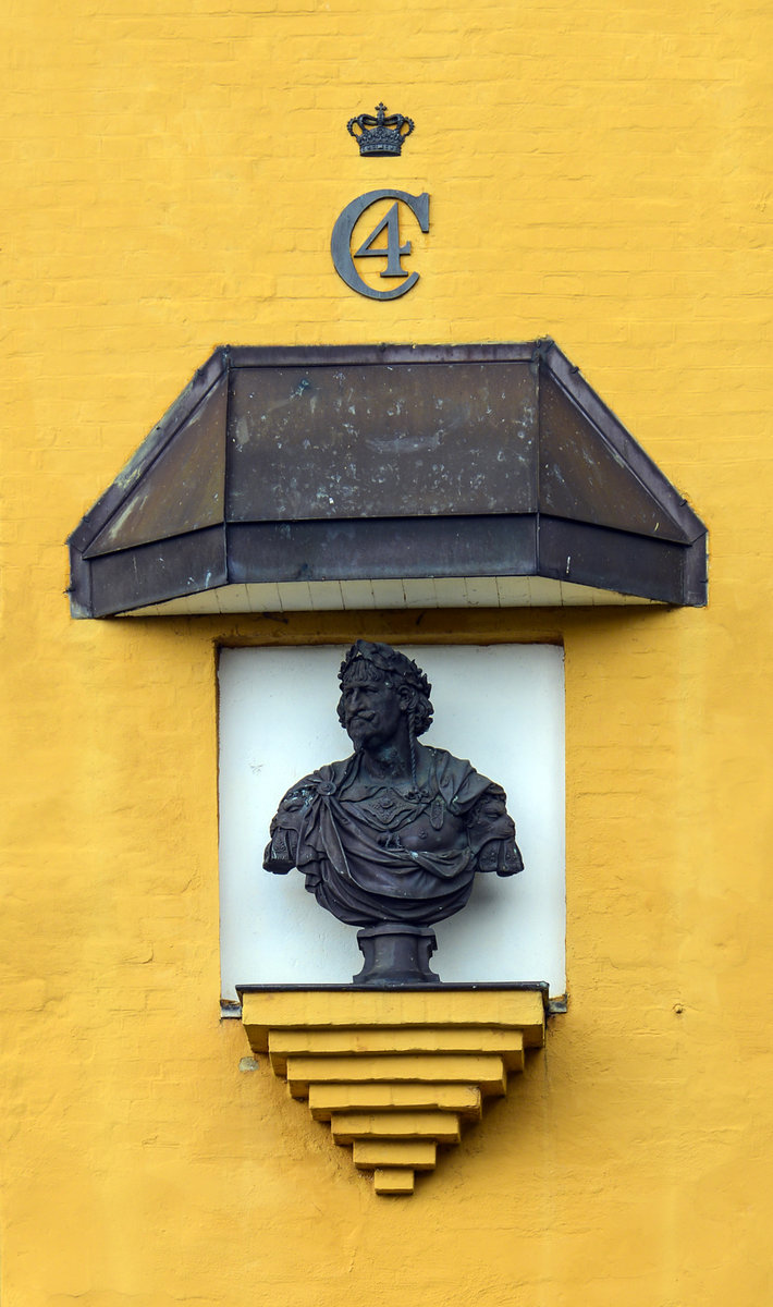 Bste vom dnische Knig Christian IV. am Turmgebude in Kupfermhle  (Gemeinde Harrislee) . Der Name des Ortes Kupfermhle entstand aus dem Hammerwerk, das der dnische Knig Christian IV. im 17. Jahrhundert an der Krusau anlegen lie und dessen Mhlrad durch das Wasser der Au getrieben wurde. Aufnahme: 1. Juni 2019.